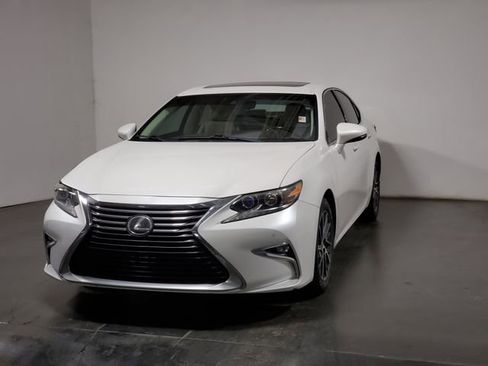 Used 2017 Lexus ES 350 w/ Luxury Package image 4