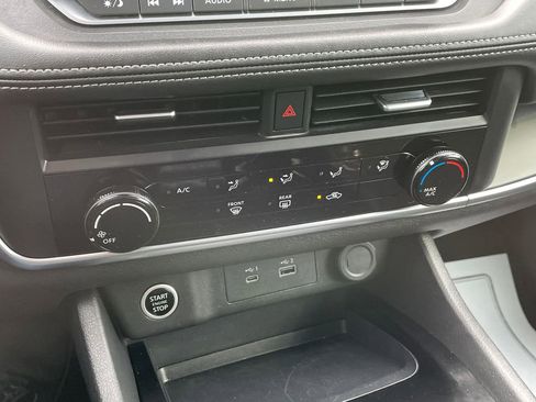 Used 2023 Nissan Rogue S image 39