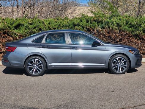 Used 2025 Volkswagen Jetta Sport image 4