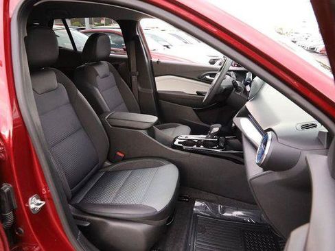 Used 2025 Chevrolet Trax LT FWD image 26