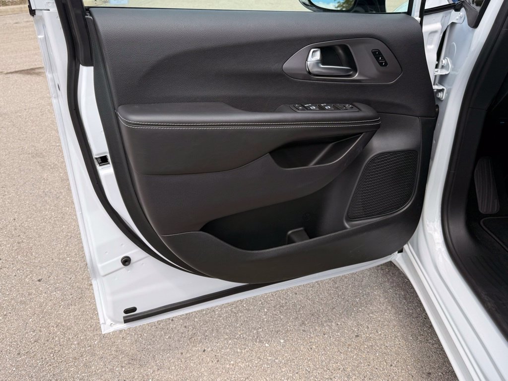 New 2026 Chrysler Pacifica Select FWD image 26