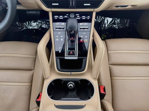 Certified 2023 Porsche Cayenne Platinum Edition AWD/4WD image 19