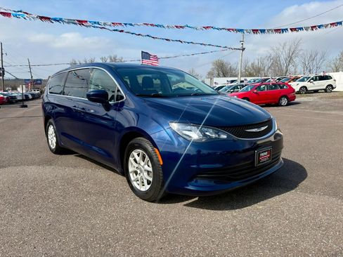 Used 2018 Chrysler Pacifica LX image 7