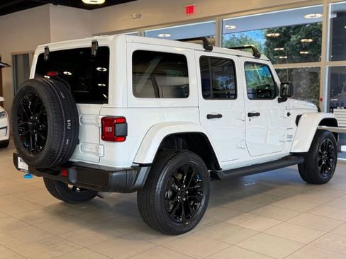 Used 2022 Jeep Wrangler Unlimited Sahara w/ Cold Weather Group AWD/4WD image 12
