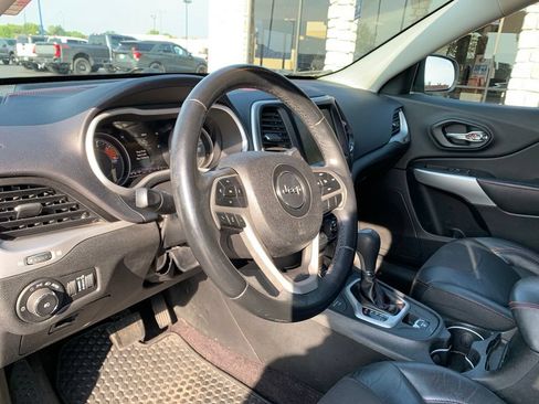 Used 2018 Jeep Cherokee Trailhawk AWD/4WD image 22