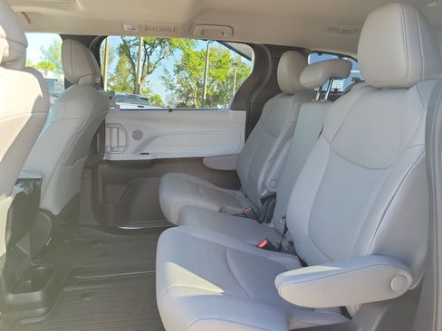 Used 2026 Toyota Sienna XLE FWD image 16