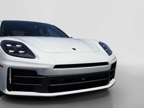 Used 2025 Porsche Panamera image 9