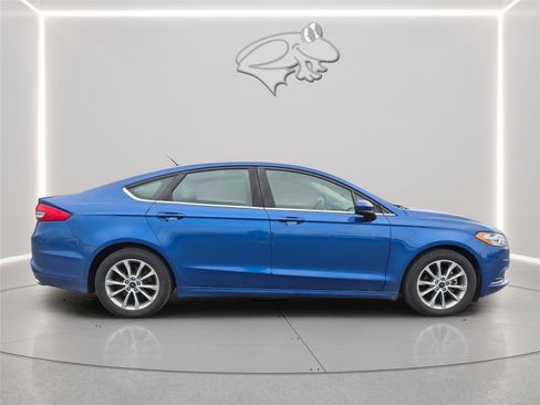 Used 2017 Ford Fusion SE FWD image 4