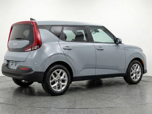 Used 2025 Kia Soul LX w/ LX Technology Package FWD image 9