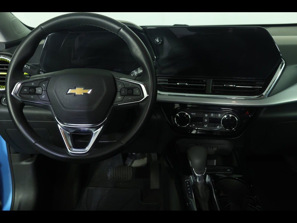 Used 2025 Chevrolet Trax LT w/ Driver Confidence Package FWD image 17
