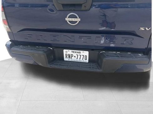 Used 2022 Nissan Frontier SV RWD image 2