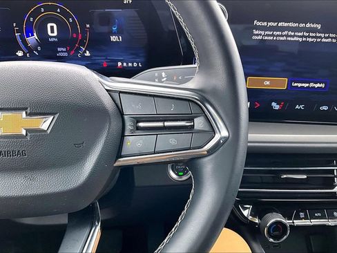 Used 2025 Chevrolet Traverse LT image 13