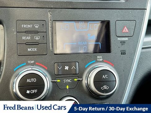 Used 2016 Toyota Sienna SE Premium w/ Four Season Floor Mat Package FWD image 22