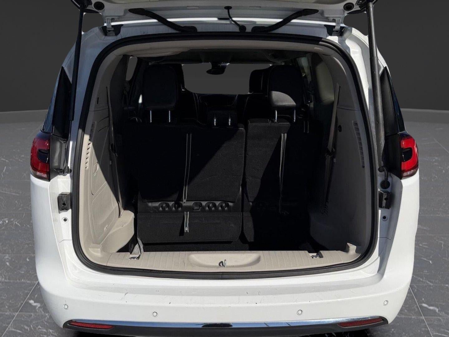 Used 2024 Chrysler Pacifica Limited FWD image 51