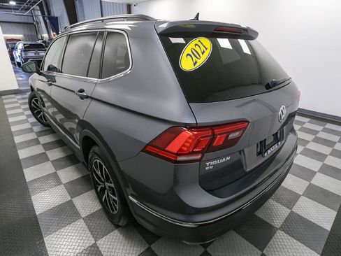 Used 2021 Volkswagen Tiguan SE w/ Panoramic Sunroof Package AWD/4WD image 11