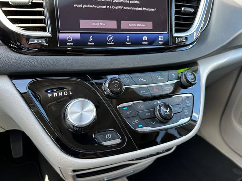 Used 2024 Chrysler Pacifica Touring-L FWD image 60