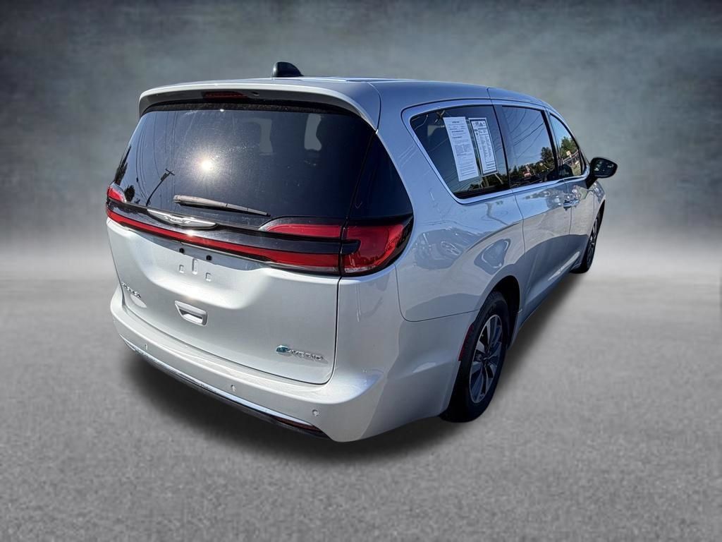 Used 2023 Chrysler Pacifica Touring-L FWD image 5