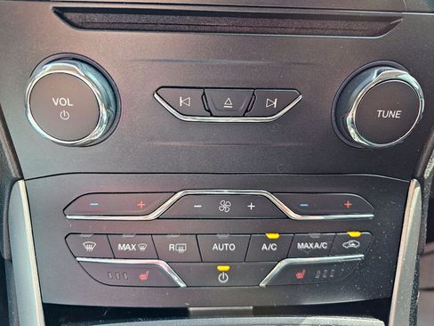 Used 2018 Ford Edge SEL w/ Equipment Group 201A AWD/4WD image 16