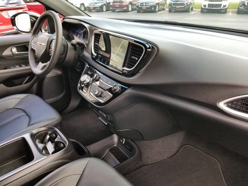 Used 2025 Chrysler Voyager LX FWD image 11