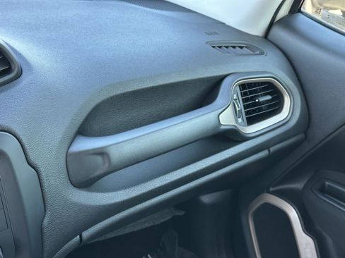 Used 2017 Jeep Renegade Latitude FWD image 30