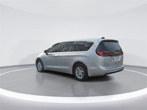 Used 2024 Chrysler Pacifica Touring-L image 6