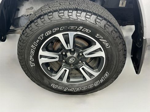 Used 2019 Toyota Tacoma TRD Sport w/ Technology Package image 11