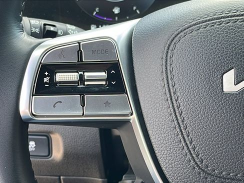 Used 2025 Kia Telluride SX w/ SX Captain's Chair Package image 16