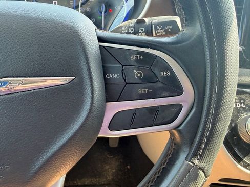 Used 2017 Chrysler Pacifica Touring-L FWD image 20