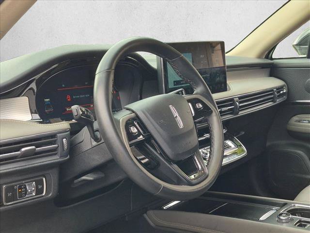 Used 2025 Lincoln Corsair FWD image 9