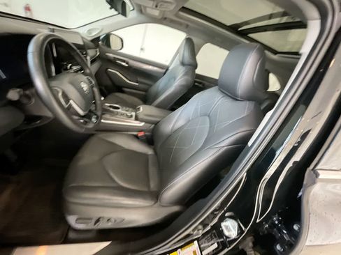 Used 2024 Toyota Highlander Platinum image 11