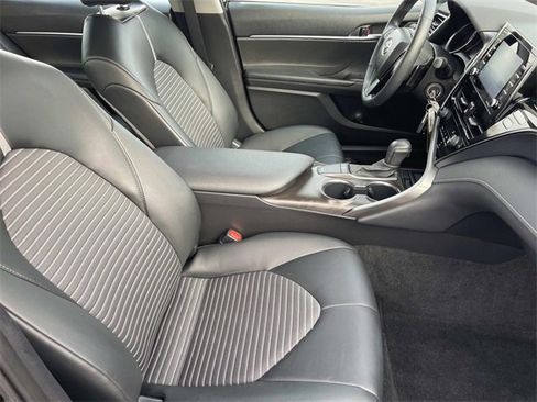 Used 2022 Toyota Camry SE image 32