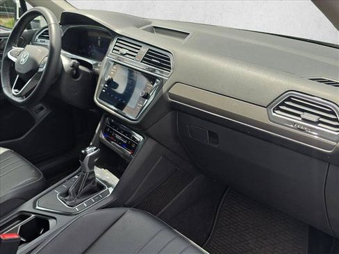 Used 2023 Volkswagen Tiguan SE w/ Panoramic Sunroof Package FWD image 27