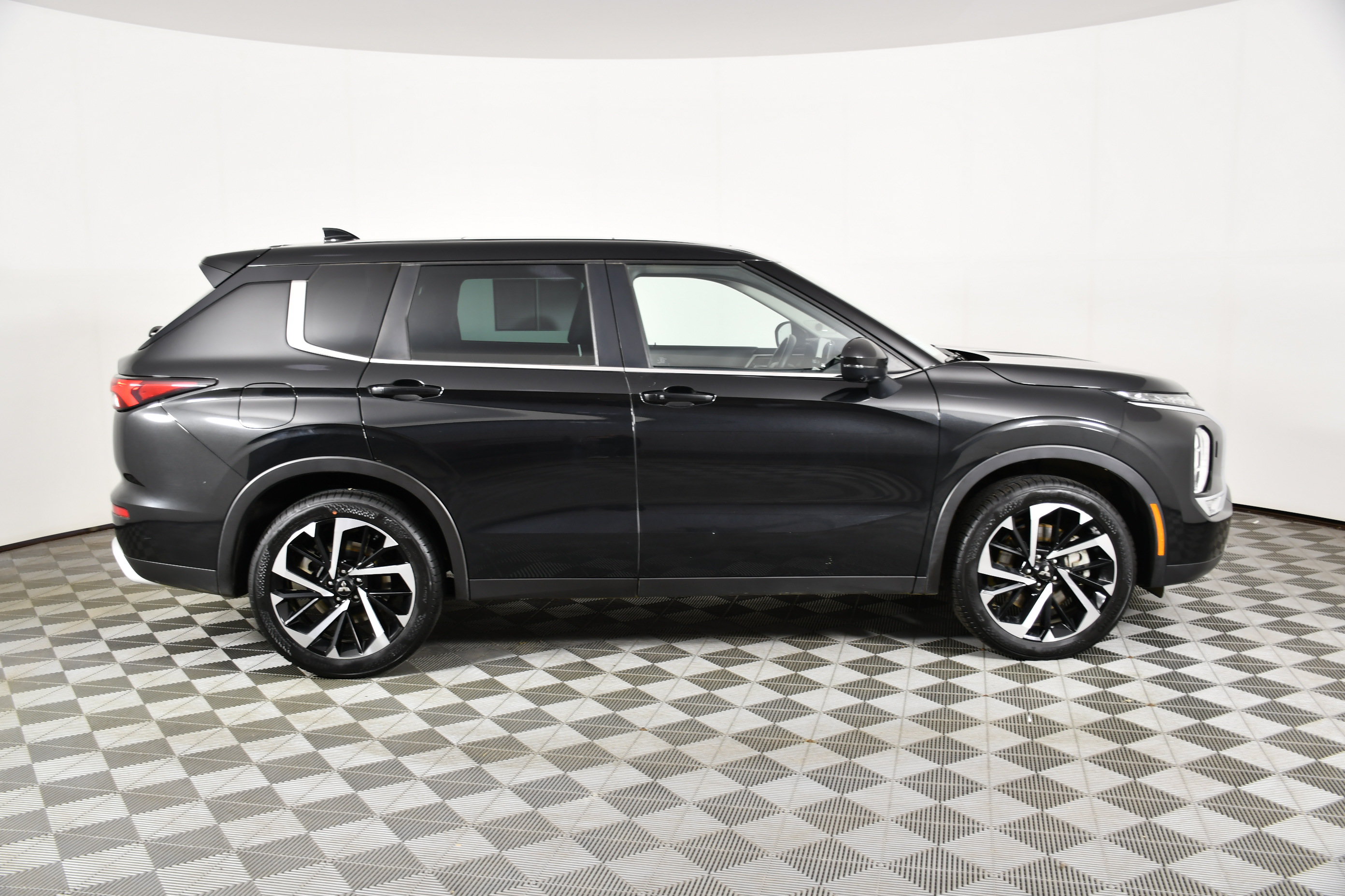 Used 2023 Mitsubishi Outlander SE AWD/4WD image 5