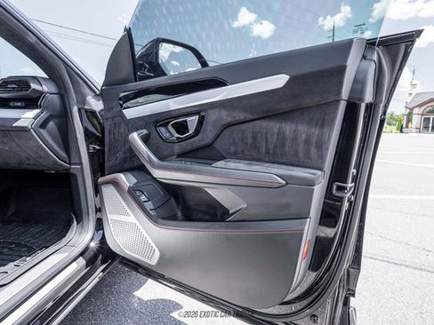 Used 2021 Lamborghini Urus AWD/4WD image 25