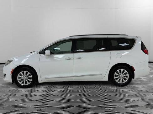 Used 2018 Chrysler Pacifica Touring-L w/ Advanced Safetytec Group FWD image 2