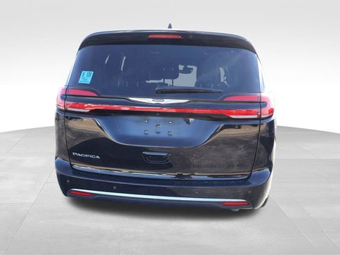 Used 2025 Chrysler Pacifica Select image 15