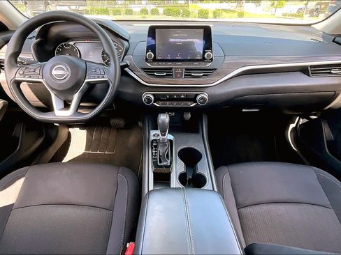 Used 2025 Nissan Altima 2.5 SV FWD image 16