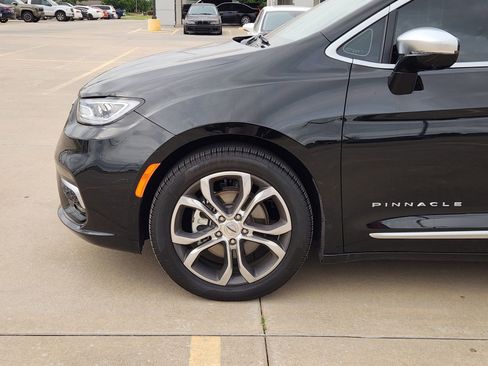 Used 2025 Chrysler Pacifica Pinnacle FWD image 9