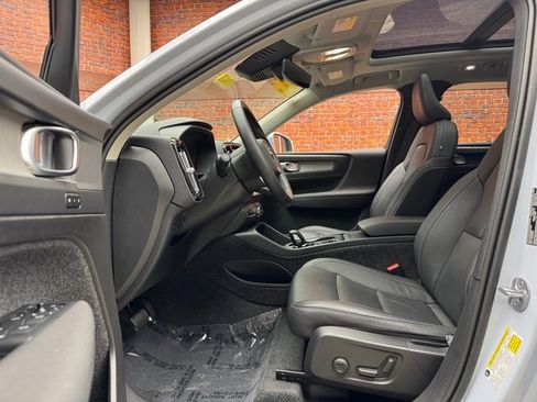 Used 2025 Volvo XC40 B5 Core image 22