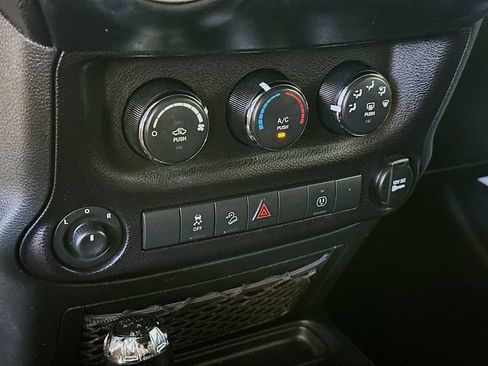 Used 2018 Jeep Wrangler Unlimited Sahara w/ Connectivity Group AWD/4WD image 19