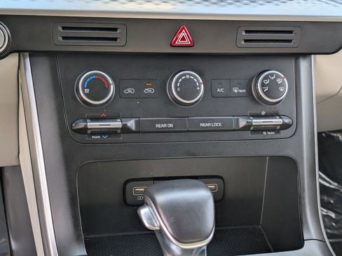 Used 2024 Kia Carnival LX image 20