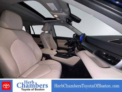 Used 2024 Toyota Highlander XLE AWD/4WD image 20