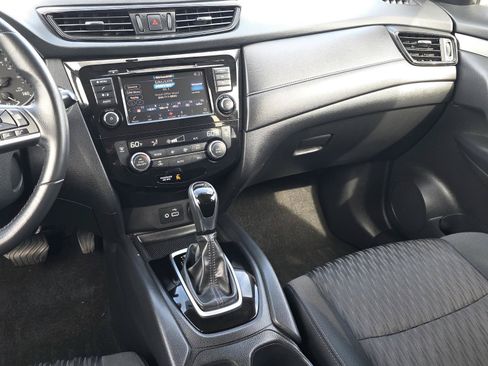 Used 2018 Nissan Rogue SV FWD image 11