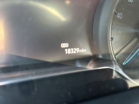 Used 2021 Toyota Venza XLE image 10