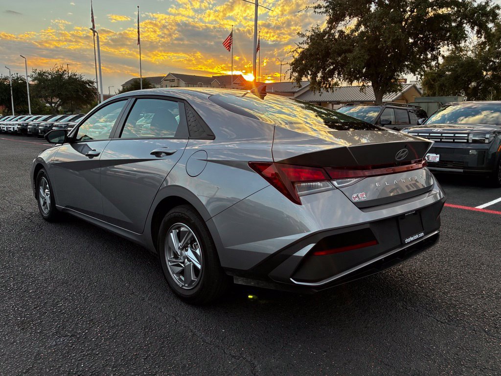 Certified 2026 Hyundai Elantra SE FWD image 3