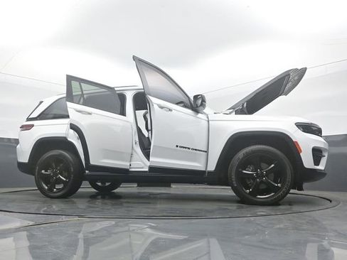 Used 2023 Jeep Grand Cherokee Altitude AWD/4WD image 59