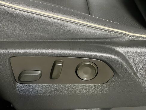 Used 2023 GMC Yukon SLT w/ SLT Luxury Package image 15