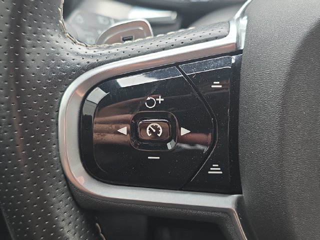 Used 2018 Volvo XC60 T6 R-Design w/ Convenience Package AWD/4WD image 17