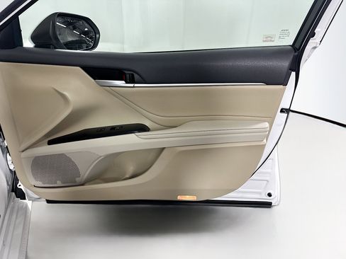 Used 2018 Toyota Camry XLE image 31