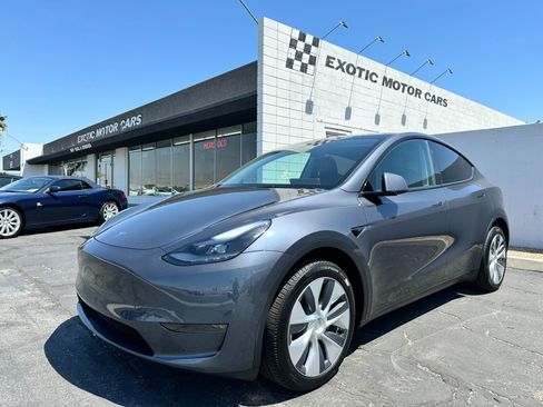 Used 2023 Tesla Model Y Long Range AWD/4WD image 1